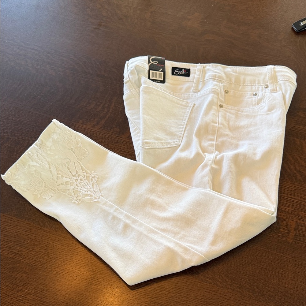Earl Jeans White Cropped Jeans with Lace Embroidery. Womens size 6. - Picture 9 of 16